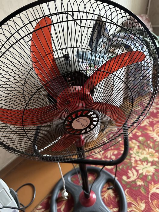 Белый работает сломана подставка а черный не работает на запчасти