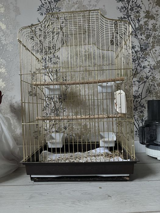 КЛЕТКА ДЛЯ ПОПУГАИ срочно продается