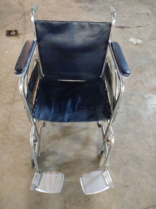 Scaun cu rotile pliabil  pentru persoane cu dizabilitati