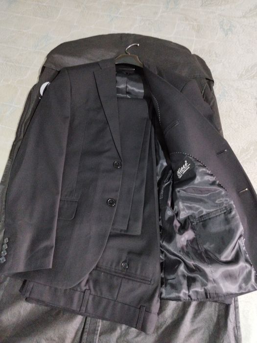 Продам костюмы мужские