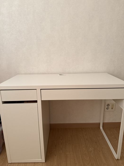 Продам стол икеа Микке белый