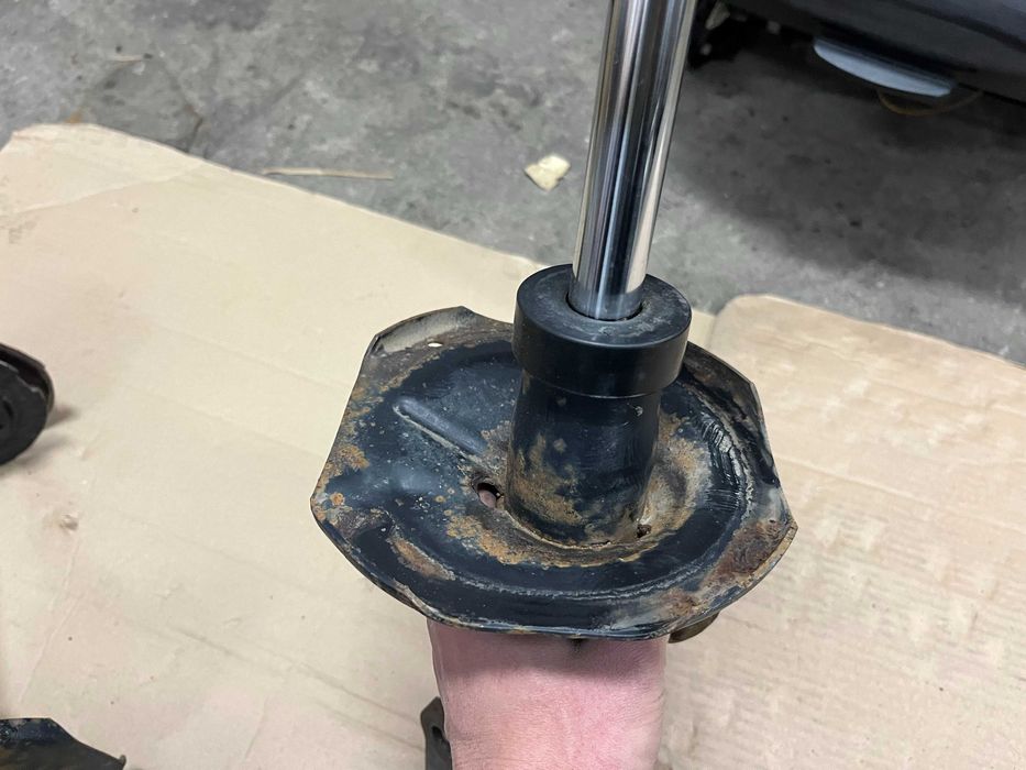 Предни амортисьори за Toyota Corolla Verso 2003 г.