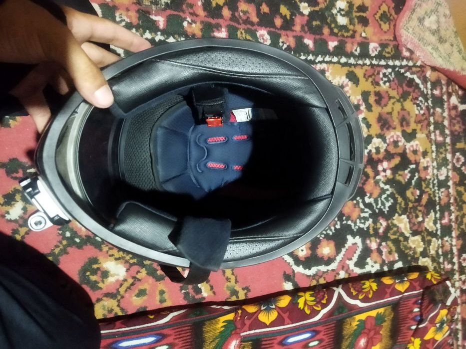 Moto shlem sotiladi faqat srochna