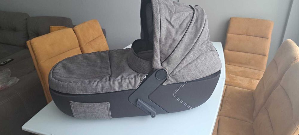 Бебешка количка със зимен и летен кош.