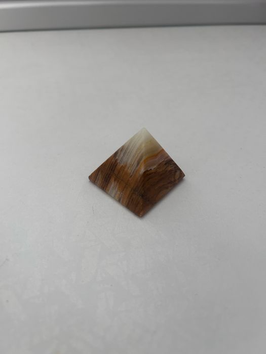 Продавам свещник, малки вази, яйца и пирамида от оникс