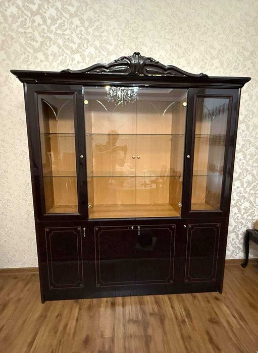 Мебель для гостинной - горка и комод в отличном состоянии