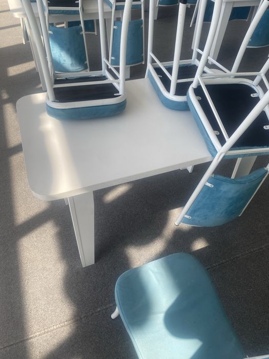 Стол и стулья для кафе или дома