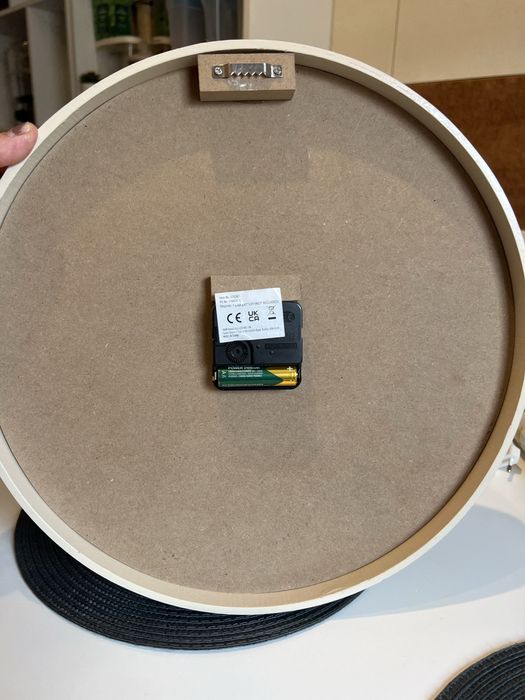Ceas de perete cu  broderie  din lemn