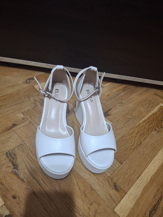 Бели сандали номер 38