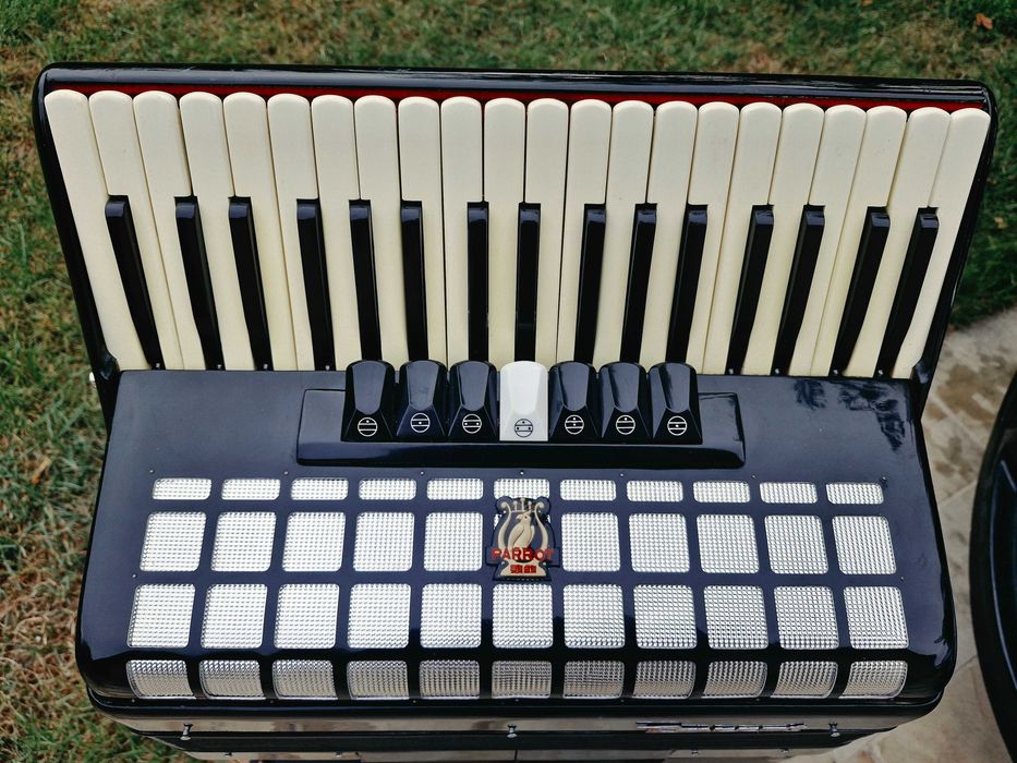 Vând acordeon Parrot cu 80 de basi  negru