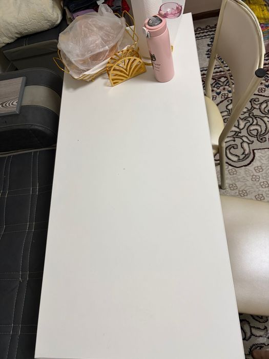 Стол и четыре стула