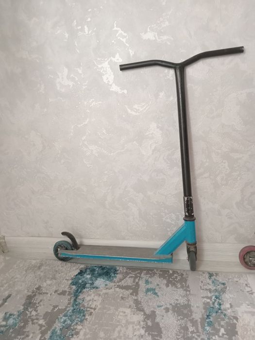 Продается самокат. Синего и красного цвета.