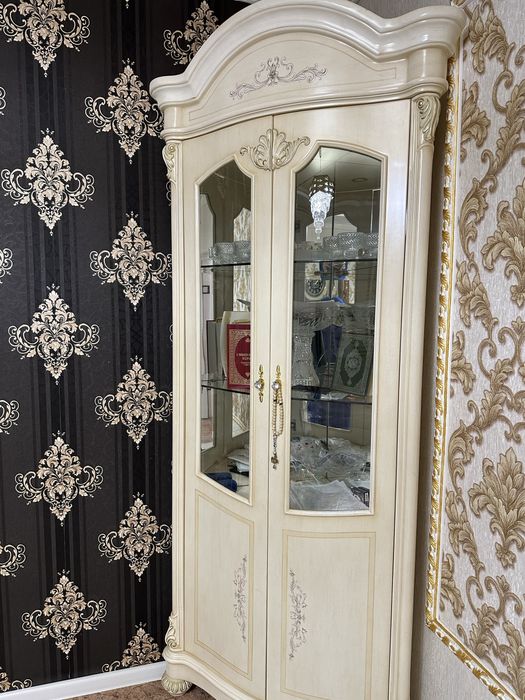 Классический витринный угловой шкаф