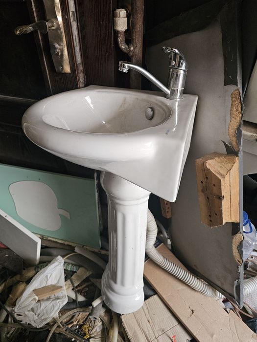 Срочно продам угловой компактный  раквина + сместитель целый идеалном.