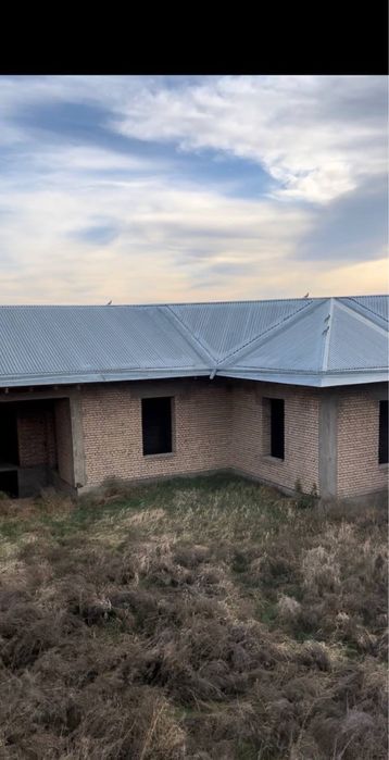 Продаеться большой не достроенный дом