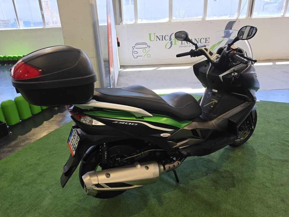 Kawasaki J300 Maxi Scooter