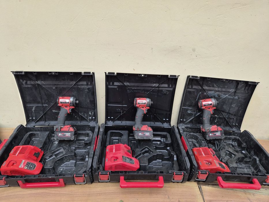 Mașină de insurubat cu impact Milwaukee M18  FID3