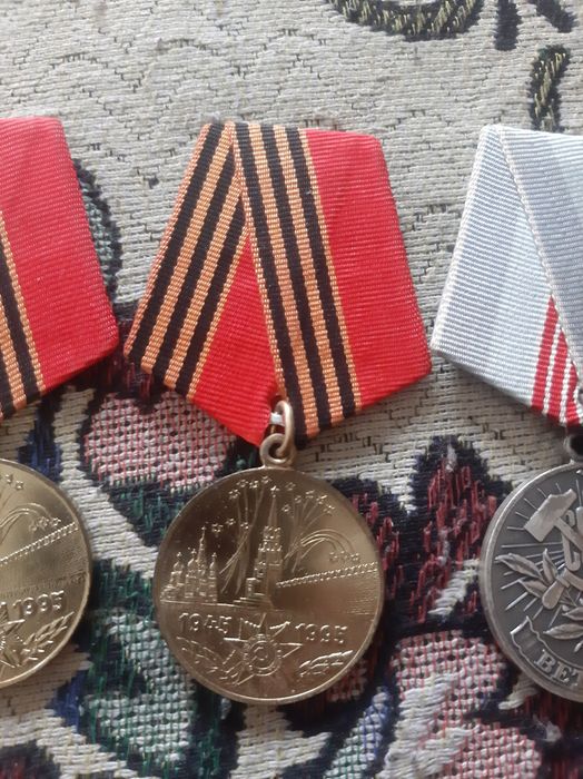 Продам значки в идеальном состоянии