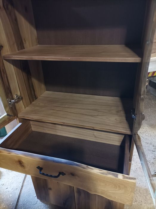 Уникален шкаф от орех