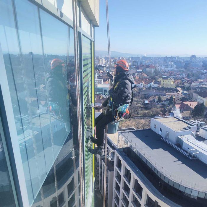 Spălare gemuri și suprafețe vitrate | Curățare suprafețe fațade