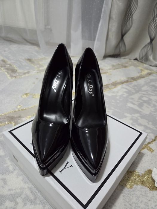 Pantofi de lac cu platforma nr 37