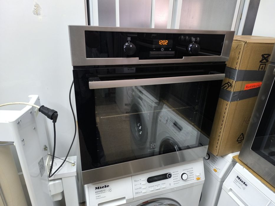 Фурна Electolux EOB5450AOX - 76 литра . Плавно затваряне на вратата.
