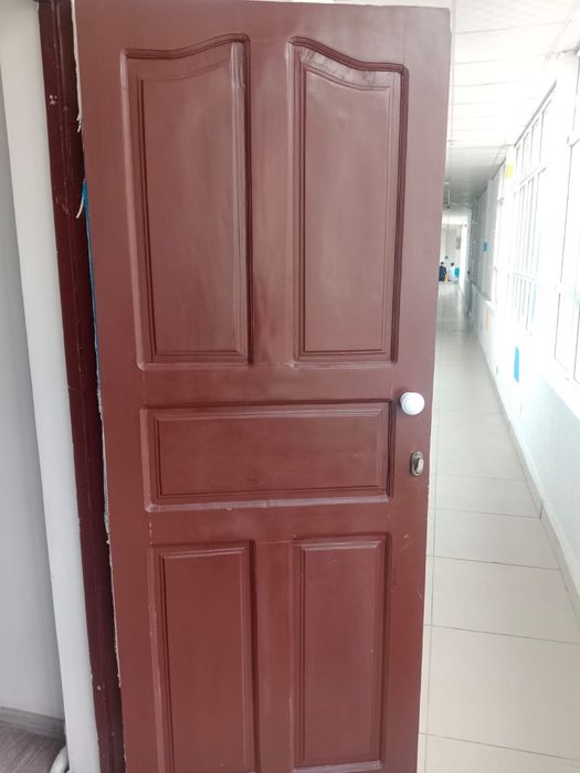 Двери пластиковые и деревянные