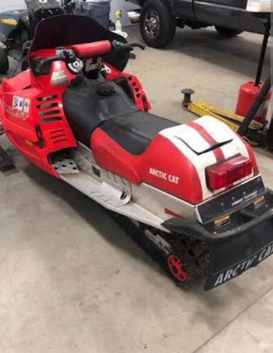 Продам снегоход Arctic cat