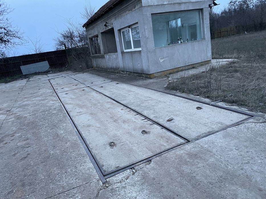 Spatii depozitare//44.000 mp// hale, bascula, moara, pista betonata.