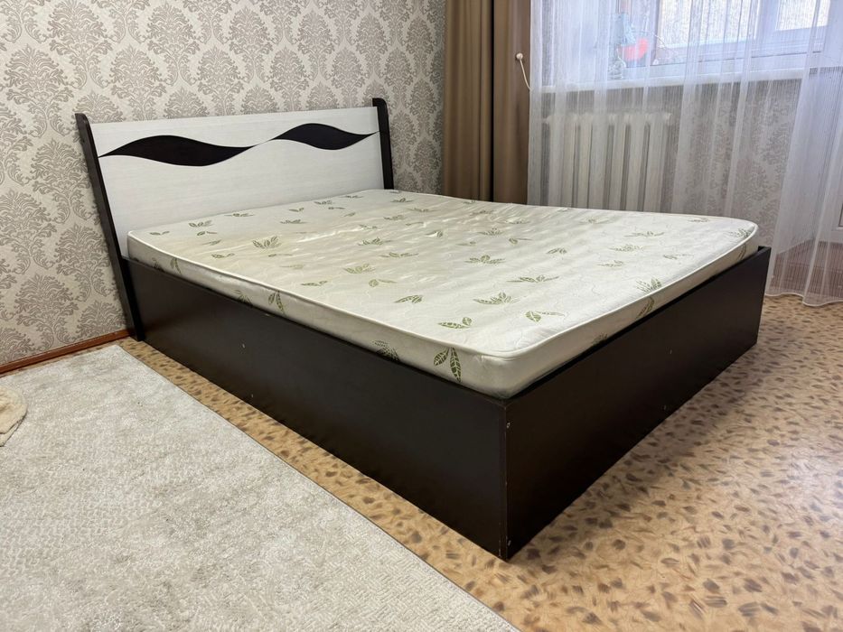 Продам кровать с матрасом