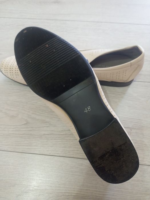 Продам белые туфли