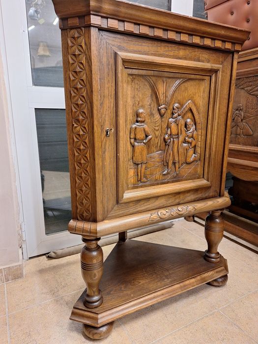 Винтидж ъглов шкаф с богата дърворезба