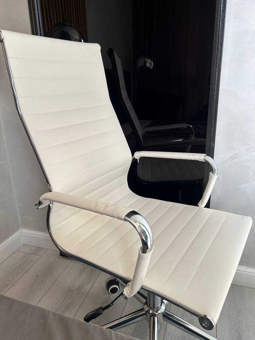 Продаю компьютерное кресло ZETA белое