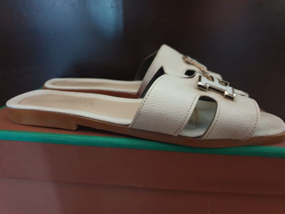 Модные белые турецкие тапочки для женщин. Hermes.