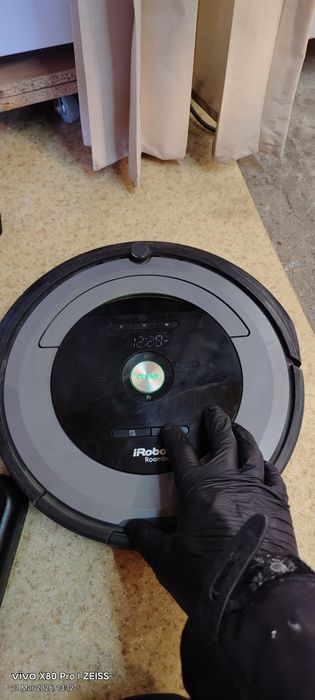Irobot roomba  681  cu telecomanda și alimentatoare