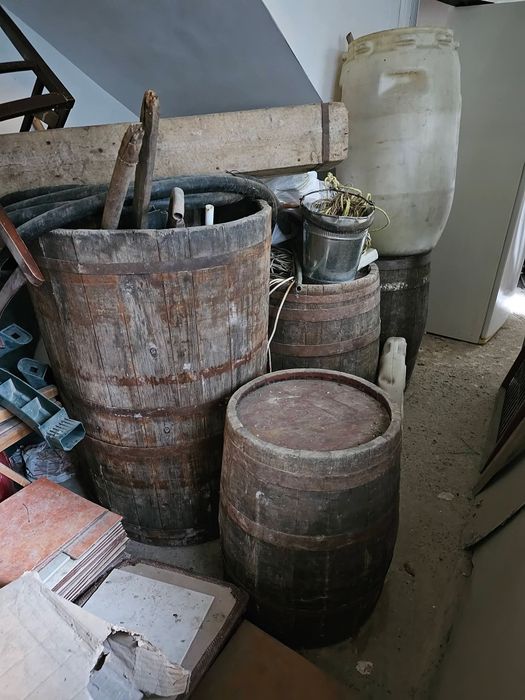 Vând teasc, zdrobitoare, cada, butoaie (din stejar), utilizate, în stare bună.