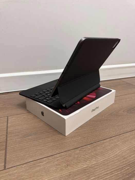 iPad Pro 11-inch (3rd Generation) Wi-Fi + Cellular с Magic Keyboard