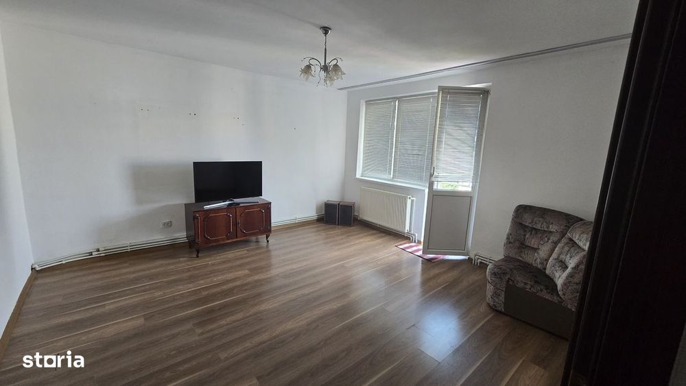Vand apartament cu 4 camere zona centrala