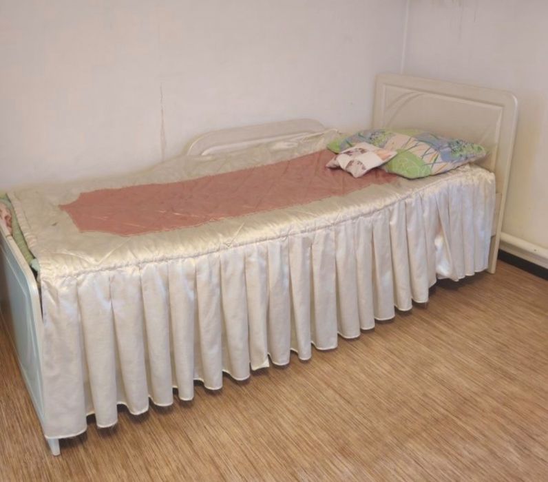 Продам 2 кровати с матрасами