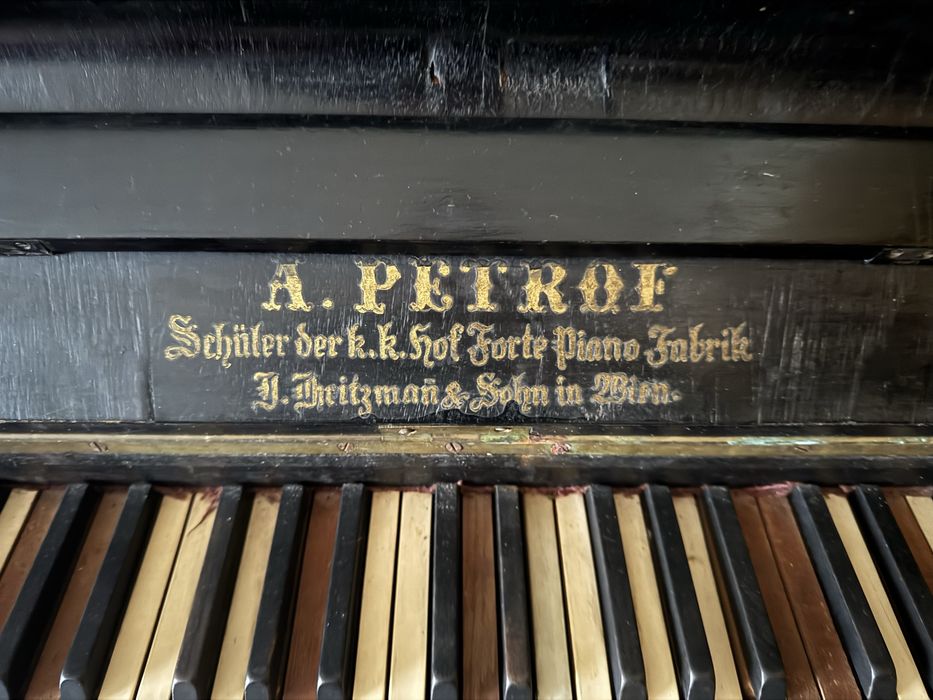 Pianină veche A. Petrof vieneză – cadru bronz – model de colecție