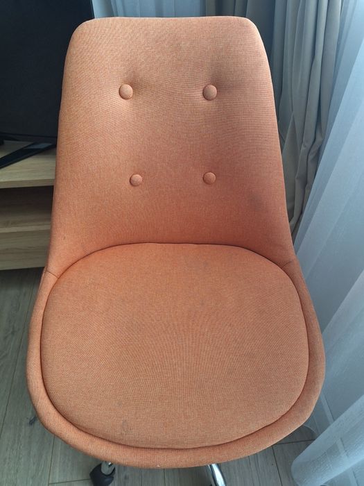 Оранжев офис стол