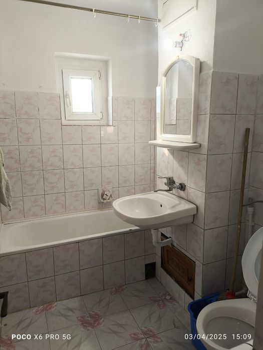 Vand apartament cu 3 camere zona Trust