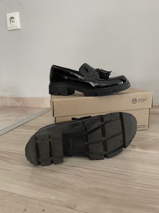 Clarks черни лачени мокасини