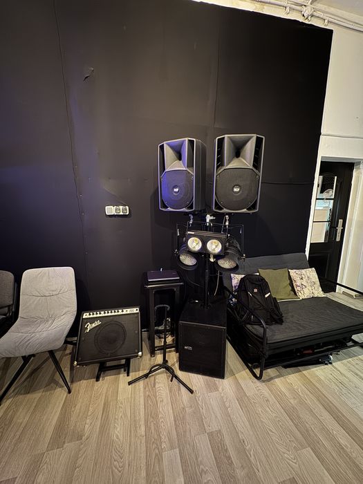 Sala de repetitii complet utilata (trupe, banduri, formatii)