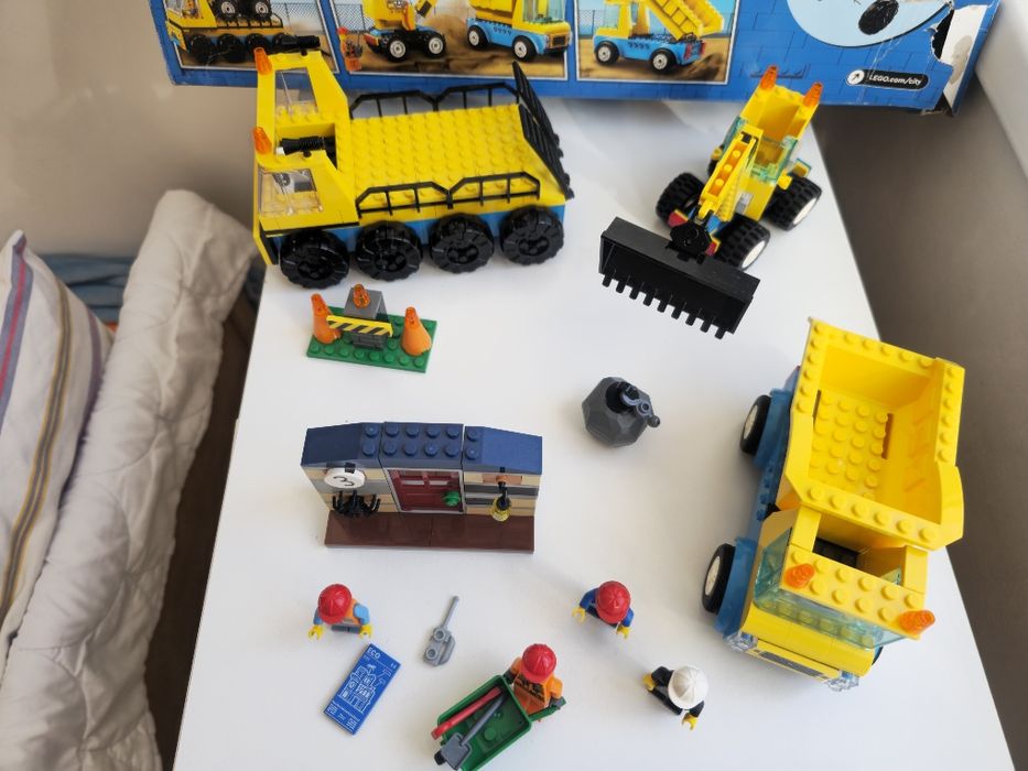 LEGO® City 4+ - Camioane de constructie si macara cu bila pentru demolari 60391, 235 piese