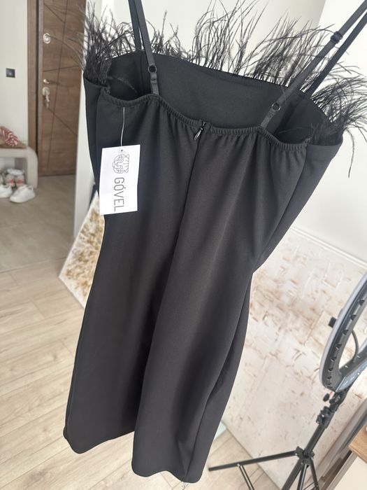 Топове и черна рокля с пера