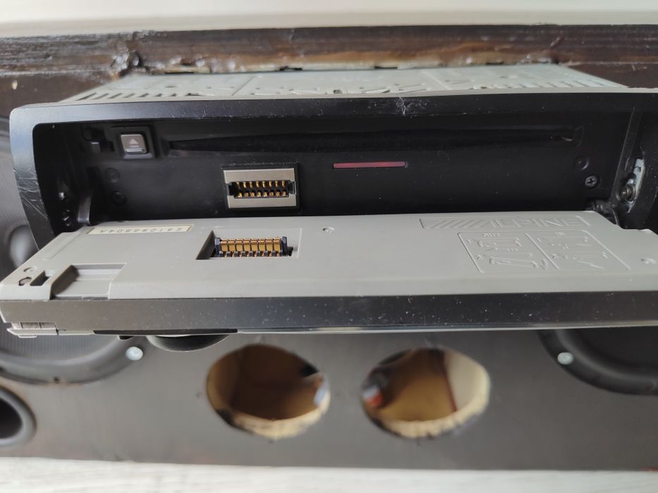Висок клас ALPINE CDE-9882Ri USB / CD / MP3
