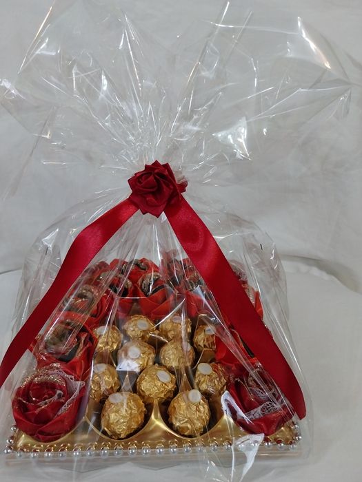 Aranjamente din satin și bomboane Ferrero Roche