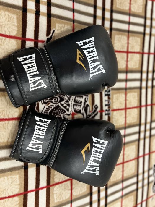 Продам перчатки Everlast