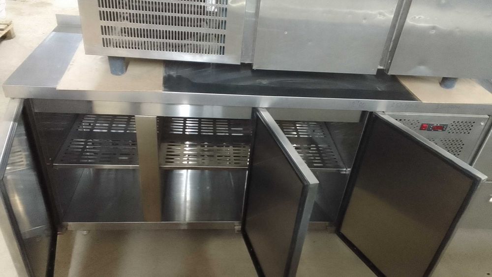 Холодильный стол, стол холодильник со стальной столешницей.